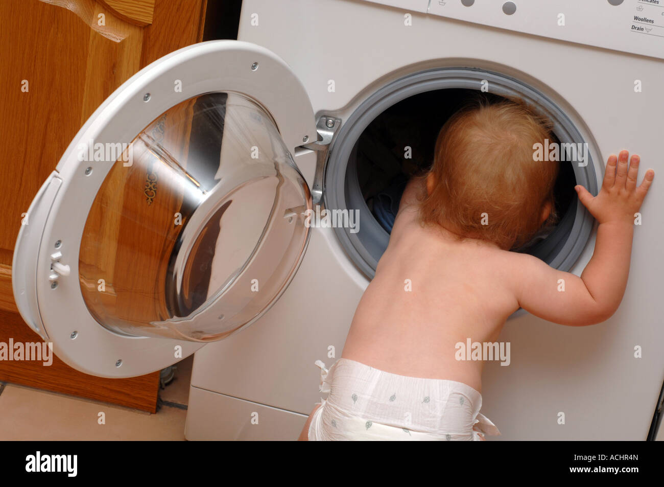 Baby in eine Waschmaschine Stockfoto