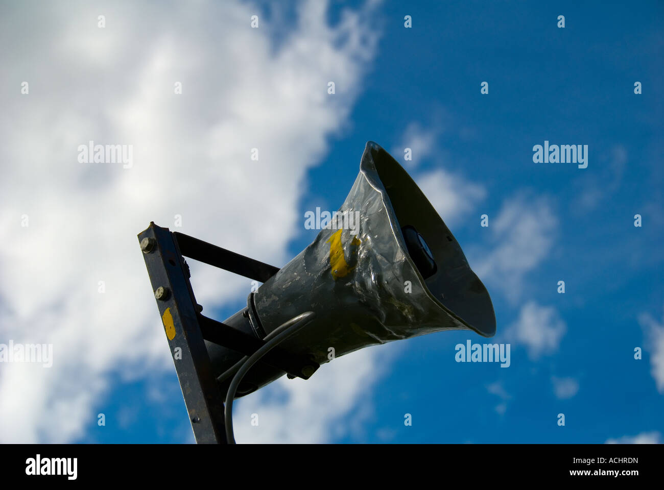 Angeschlagenen Beschallungsanlagen Lautsprecher Stockfoto