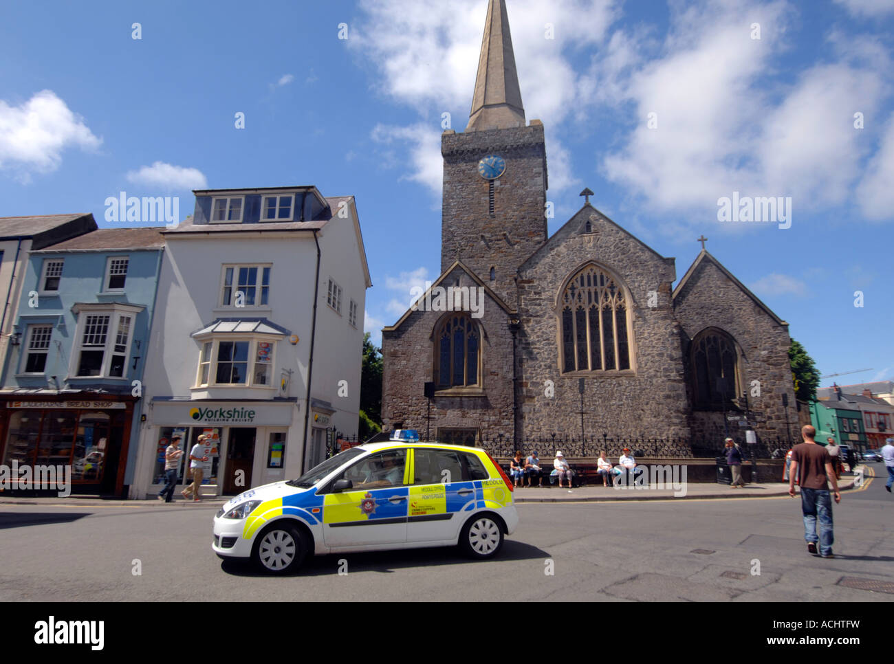 Polizei, vorbei an Str. Marys Kirche, Tenby, Pembrokeshire West Wales, UK Stockfoto
