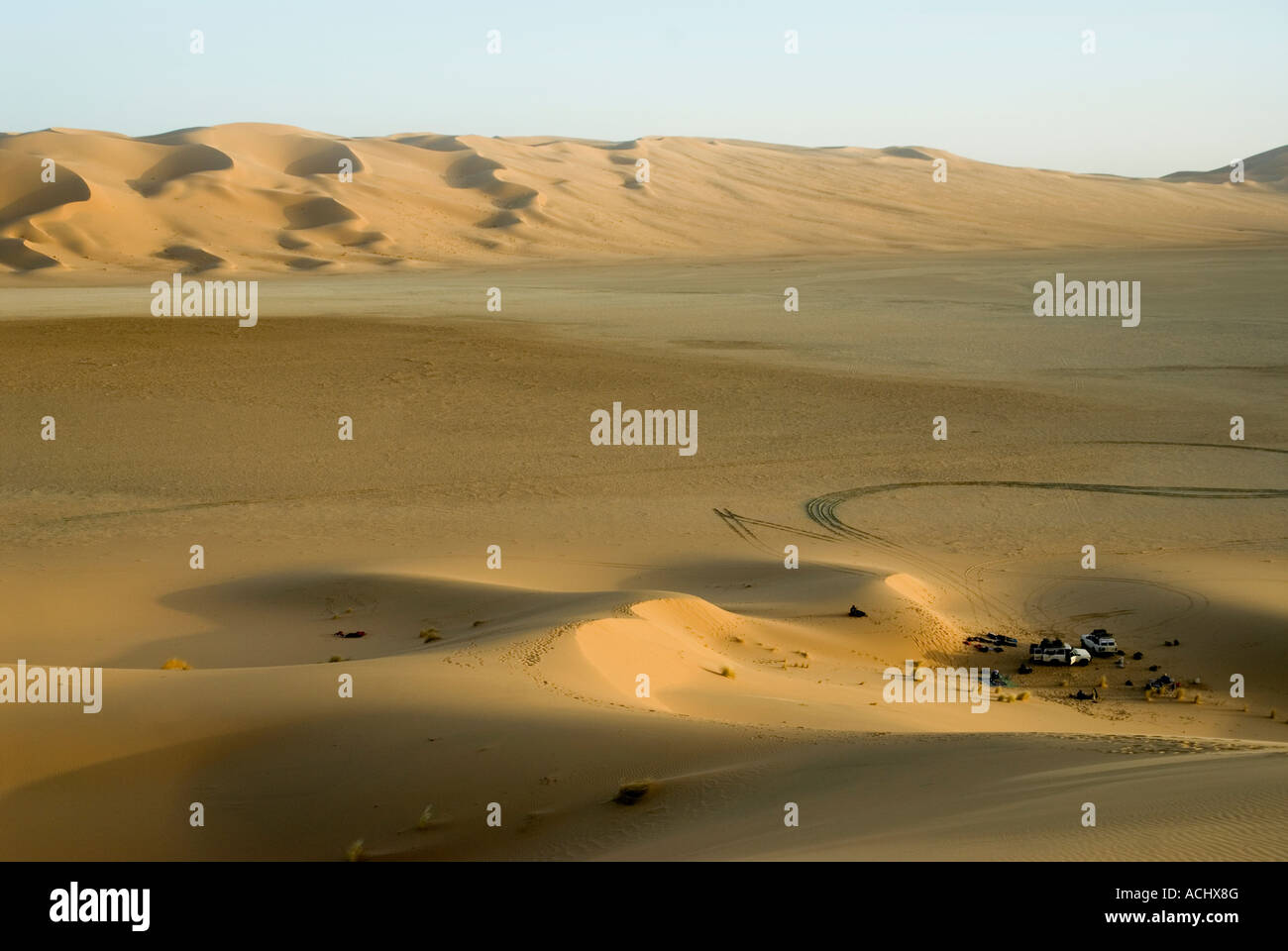 Eine besonders spektakuläre Wüste camp tief zwischen den Dünen des Erg d Admer im Herzen von der algerischen Sahara Stockfoto