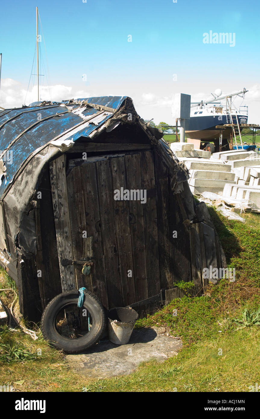 Marode lokale Fishermans Hütten aus mit umgedrehten Booten, Lindisfarne, Northumberland, UK Stockfoto