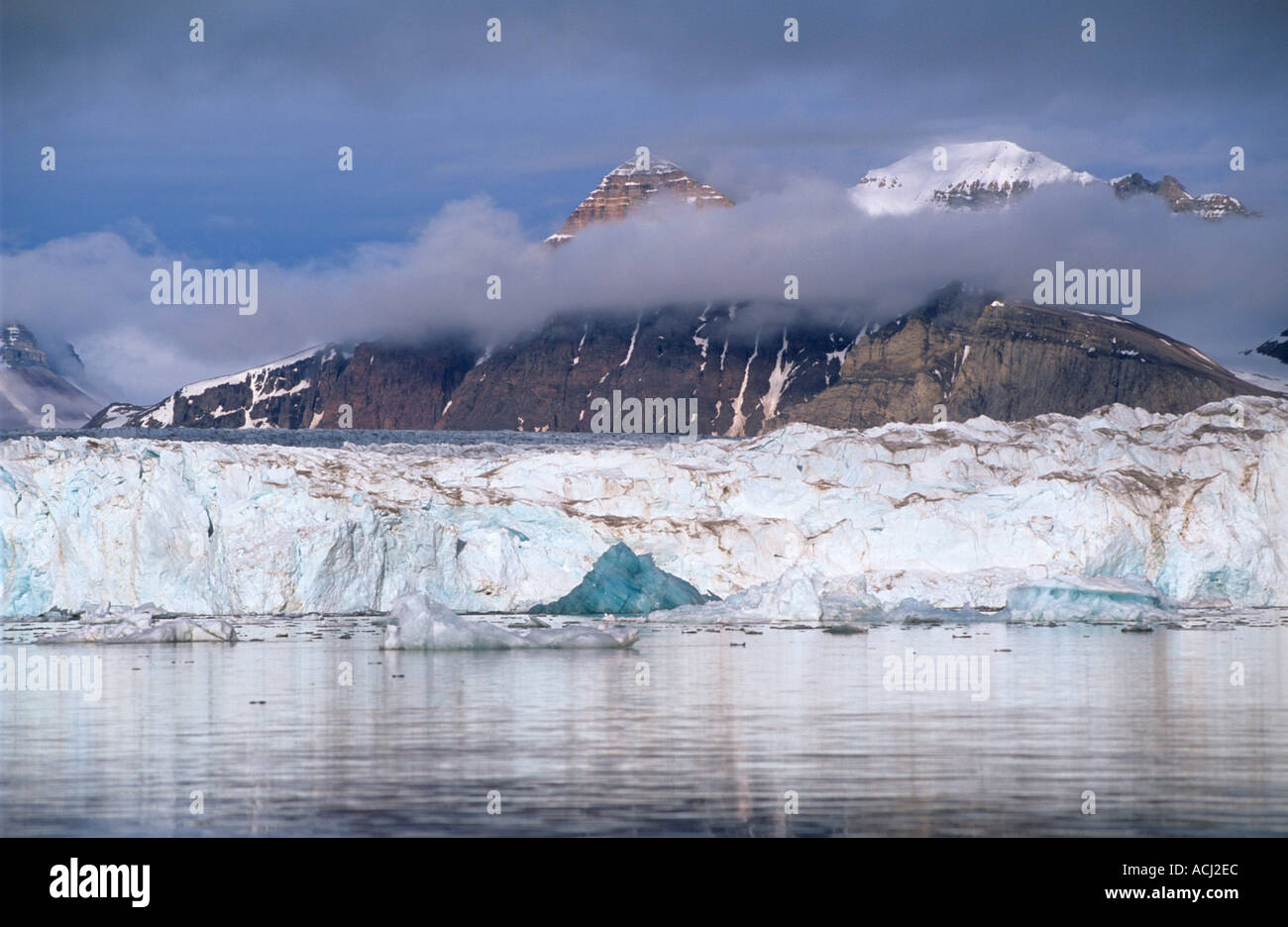 Kronebreen oder Krone Gletscher Kongsfjorden in der Nähe von Ny-Alesund-Svalbard-Spitzbergen Stockfoto