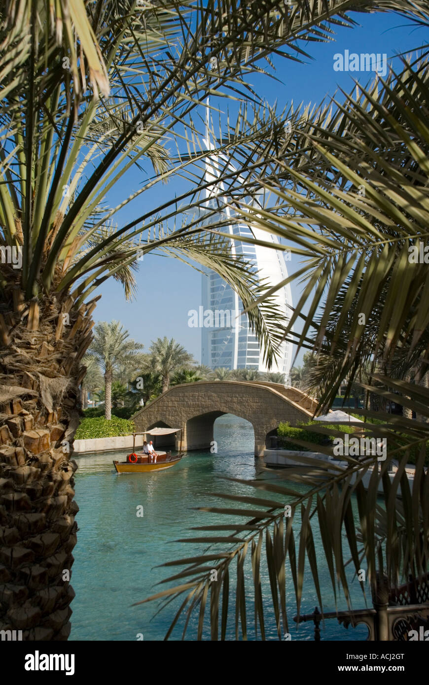 Mittlerer Osten VAE Vereinigte Arabische Emirate Dubai Burj al Arab Mina a Salam tagsüber Stockfoto