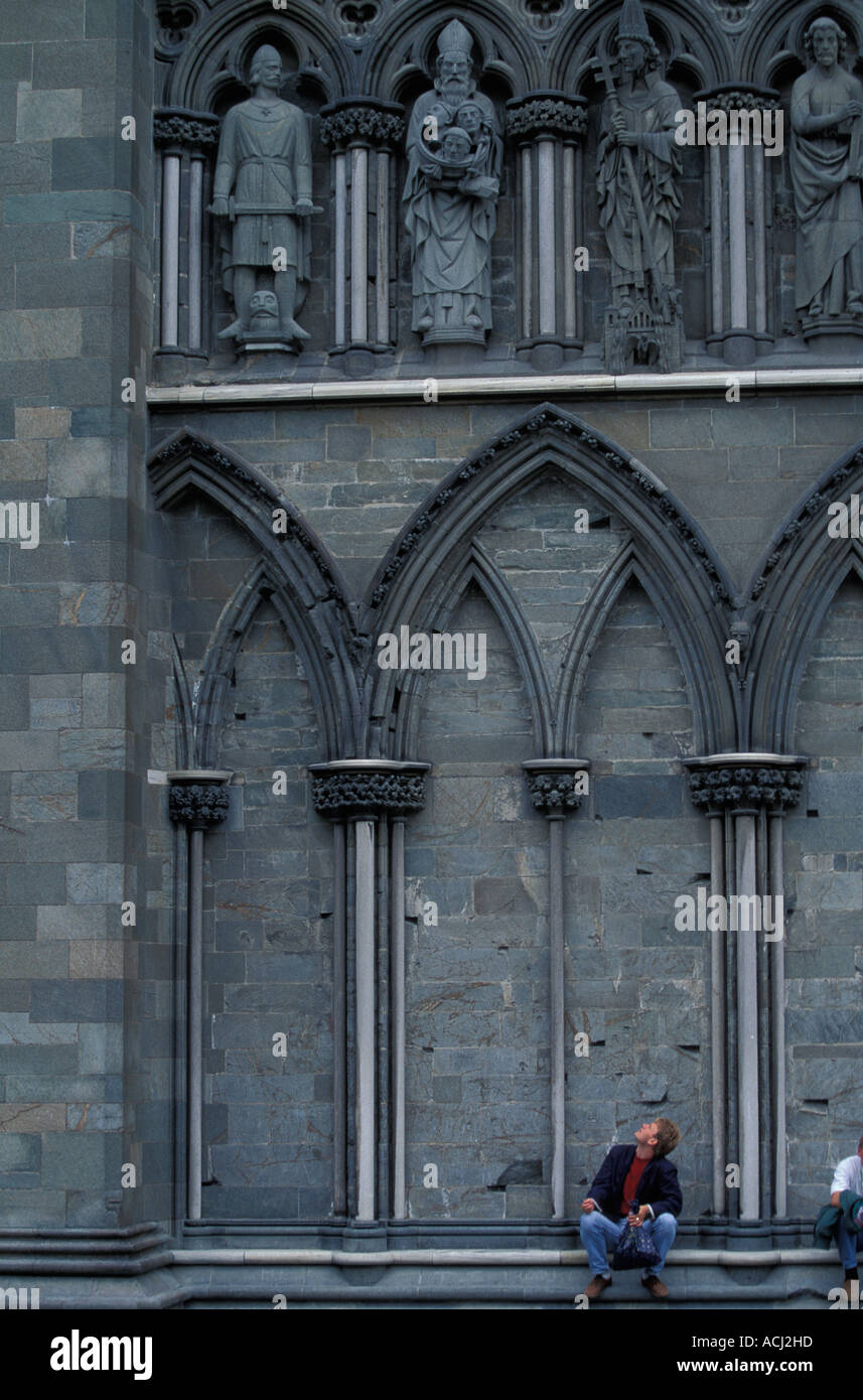 Europa-Norwegen-Besucher unter geschnitzten Wände in Nidaros Kathedrale Stockfoto