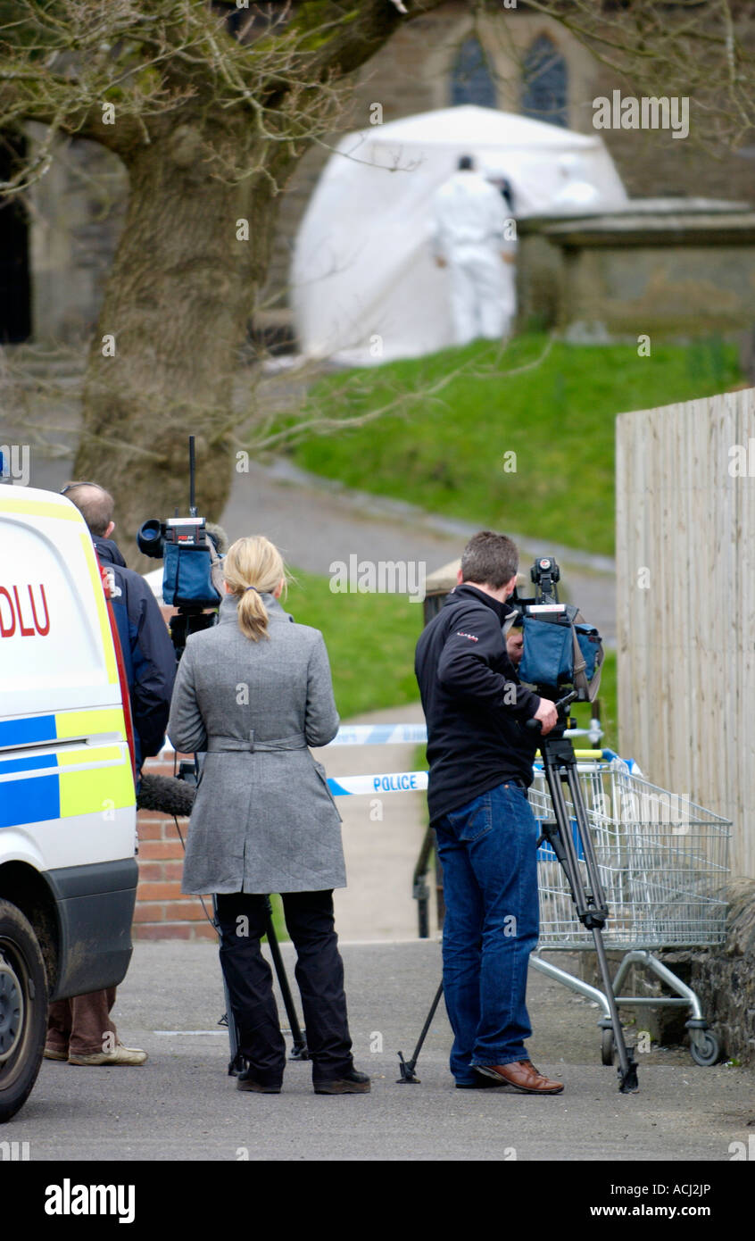 TV-Medien, die Dreharbeiten nach Mord an Vater Paul Bennett, die auf dem Gelände seiner Kirche Wales UK erstochen wurde Stockfoto