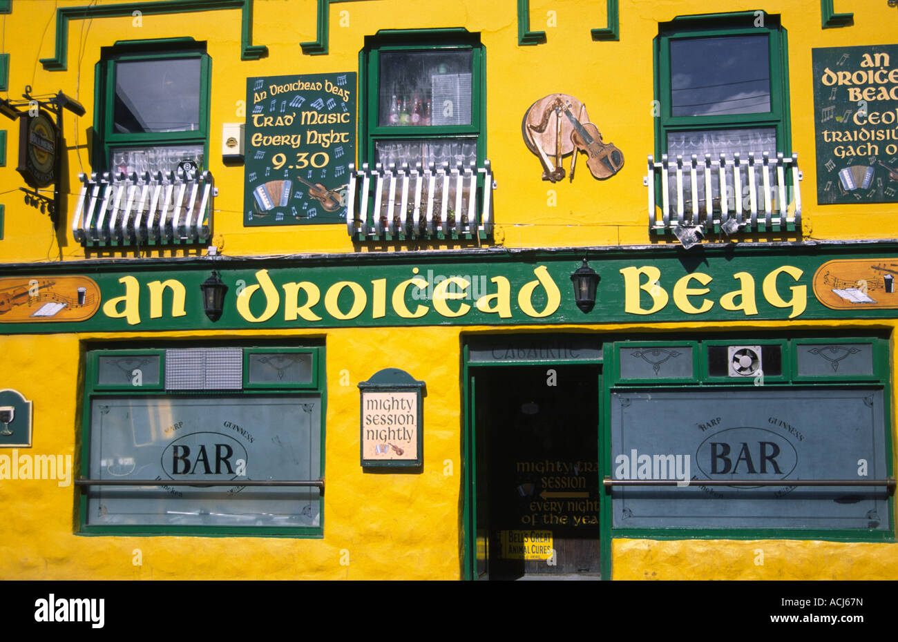 Bunte Fassade eines Droicead Beag Pub, Dingle. Der Halbinsel Dingle in der Grafschaft Kerry, Irland. Stockfoto