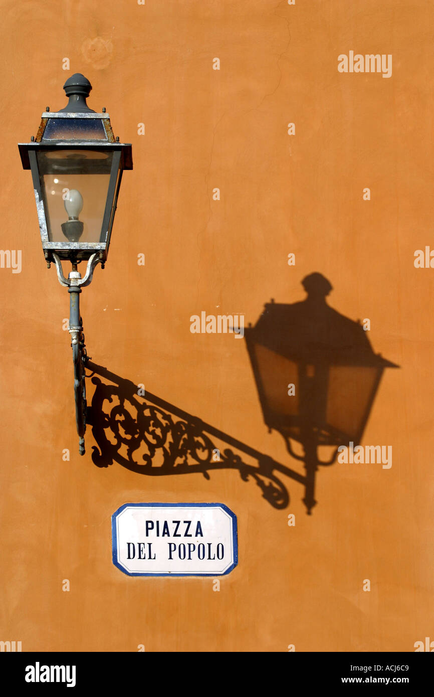 Lampe Wand und Schatten in der Piazza del Popolo Orvieto Umbrien Italien Stockfoto