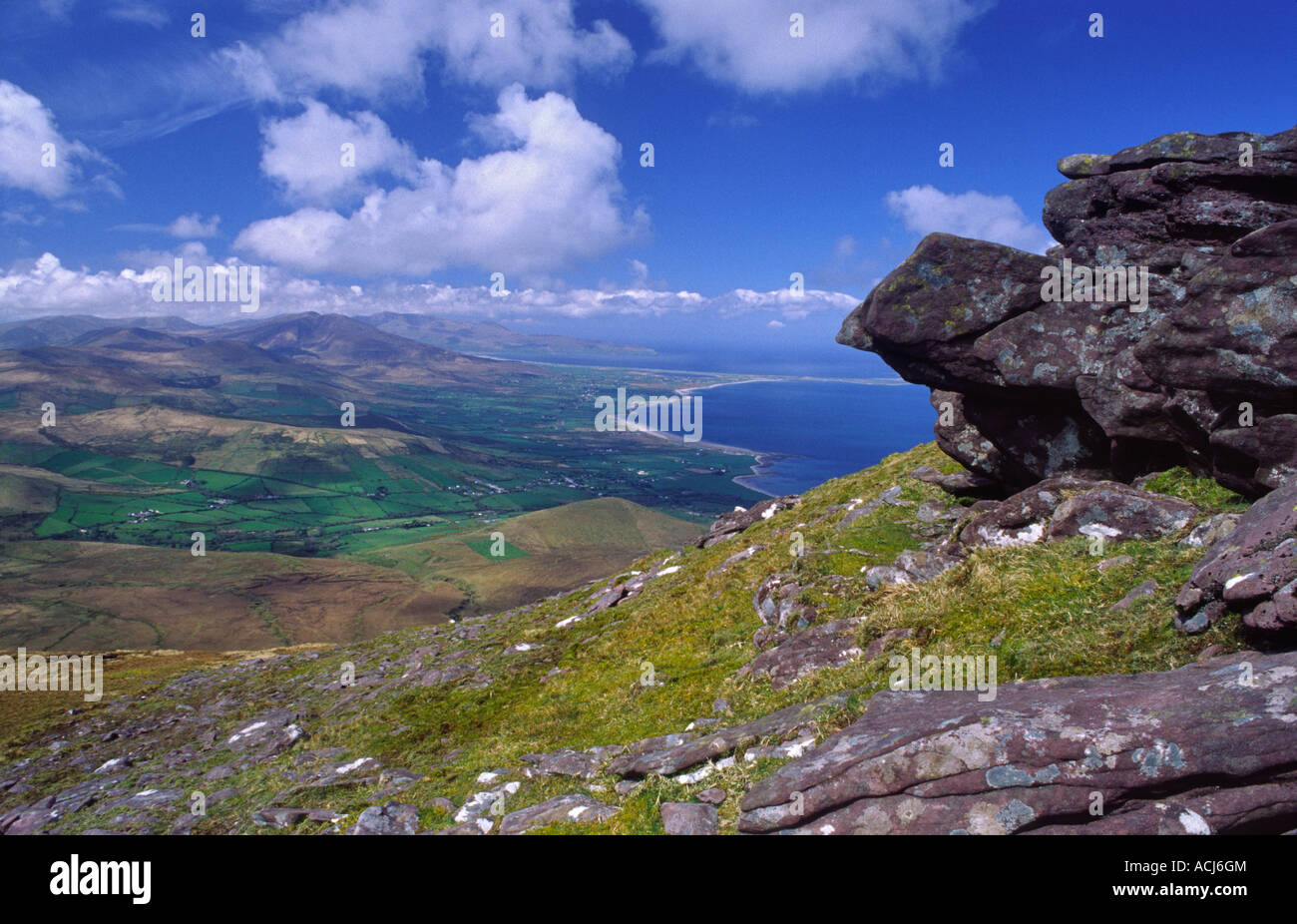 Blick über die Dingle Halbinsel und Tralee Bay von den Hängen des Gearhane. Slieve Mish Mountains, County Kerry, Irland. Stockfoto