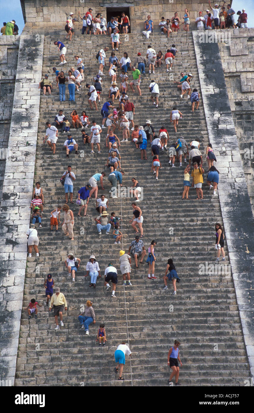 Touristen steigen Treppe auf Tempel El Cstello oder Pyramide Kukulkhan Chichen Itza Maya Hisotric Website Yucatan Mexiko Stockfoto