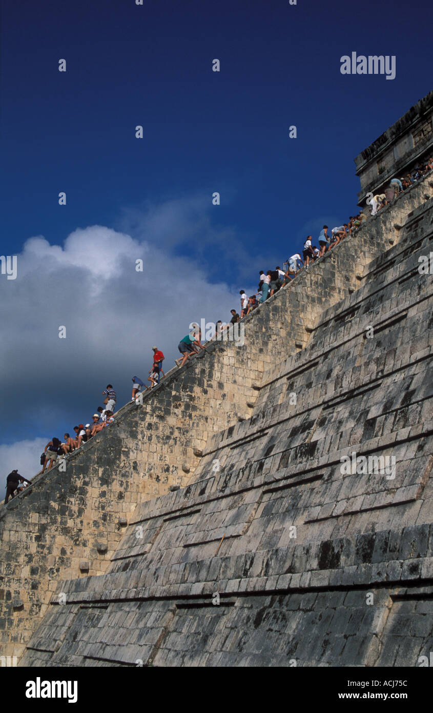 Touristen Klettern Treppe des Tempels Kukulkhan oder Elastillo Maya historischen Ort Yucatan Mexiko Stockfoto