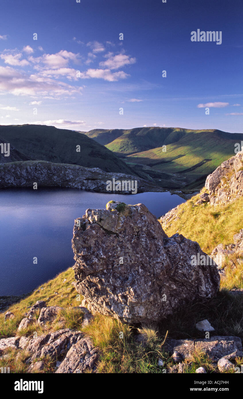 Abendlicher Blick über Maumahoge Lough, in der Maumturk Mountains. Connemara, County Galway, Irland. Stockfoto