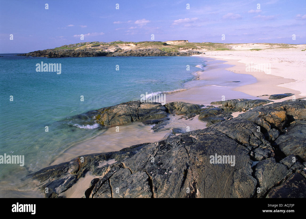Das türkisfarbene Wasser und weißem Sand auf die False Bay, mannin Kopf, Connemara, County Galway, Irland. Stockfoto