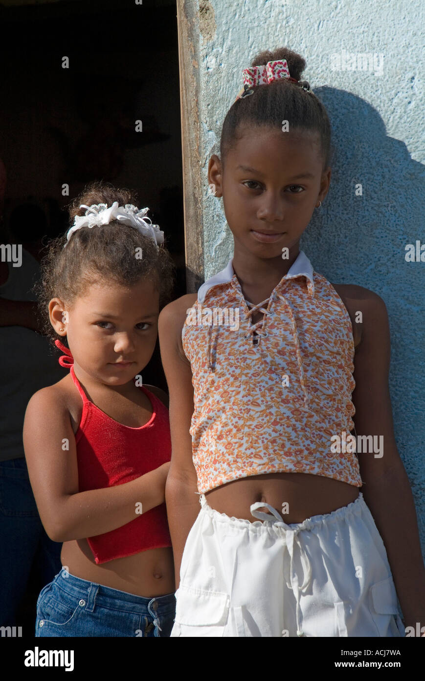 Porträt von zwei kleinen Mädchen in Trinidad, Sancti Spiritus, Kuba. Stockfoto