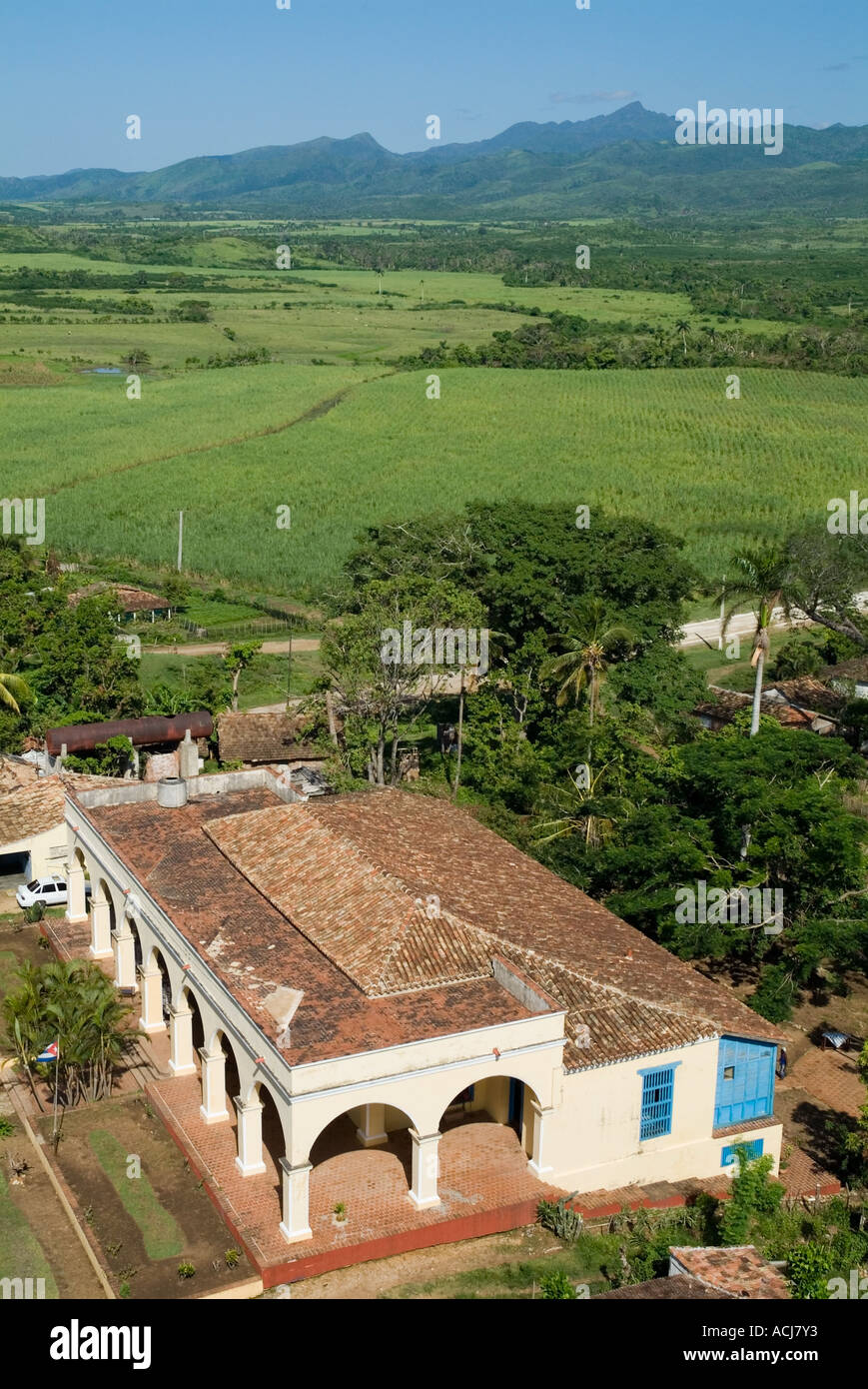 Ehemalige Zuckerrohr-Plantage Manaca-Iznaga mit der Escambray Sierra in der Ferne, Valle De Los Ingenios, Kuba. Stockfoto