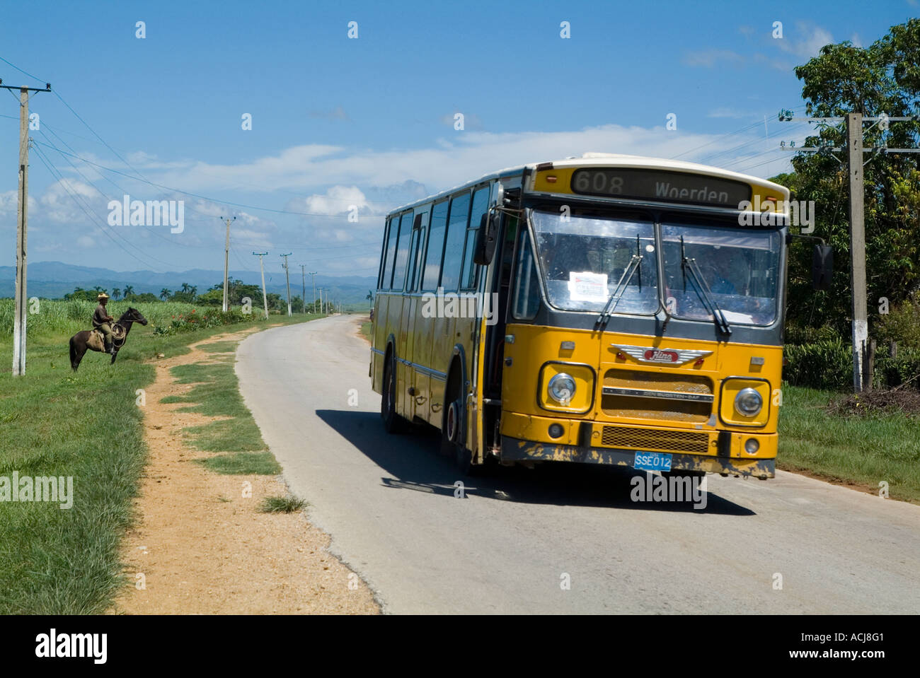 Bus, Kuba - Personen-Bus und einen Mann Reiten Reiten im Tal de Los Ingenios, Kuba. Stockfoto