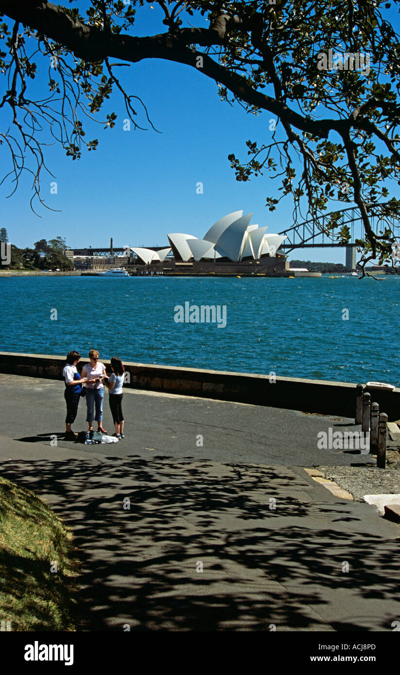 Sydney Opera House und Sydney Harbour Bridge von Frau Macquaries Point, Sydney Harbour, Sydney, New South Wales, Australien Stockfoto