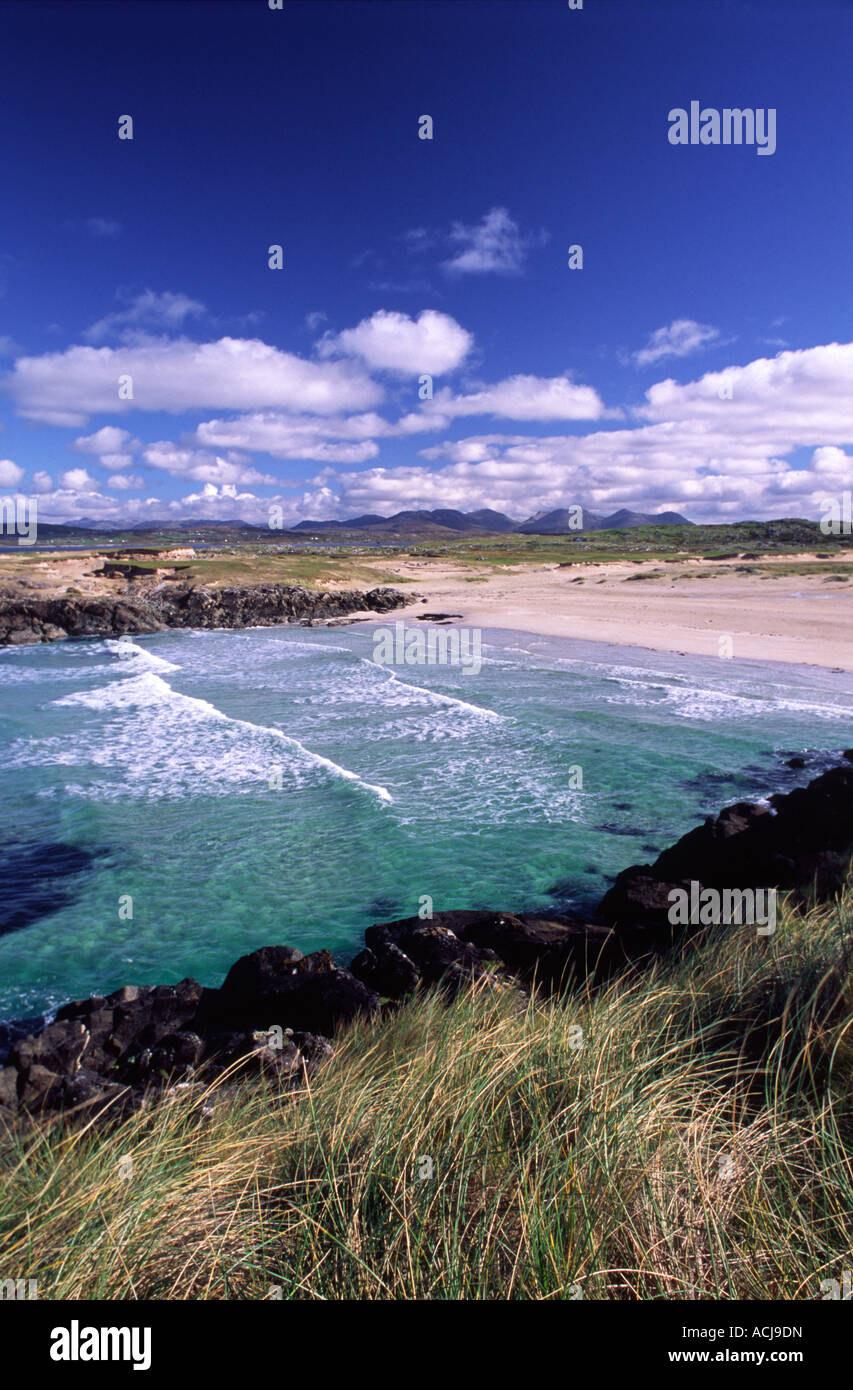 Entfernte Sandstrand am Ufer des Mannin Bay, Connemara, County Galway, Irland. Stockfoto