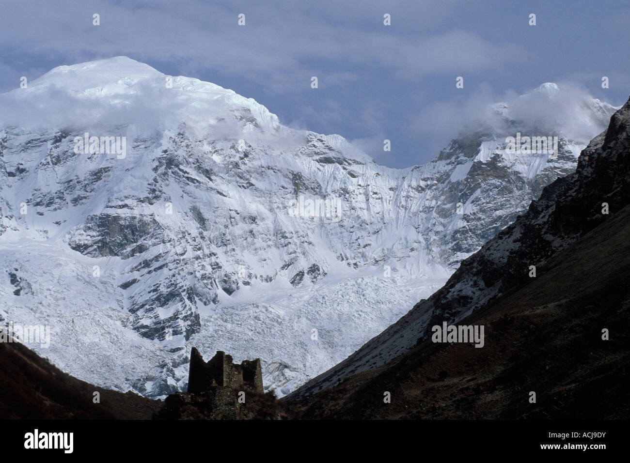 Mount Chomolhari mit steinernen Festung Ruinen im Vordergrund, dort, Königreich Bhutan Stockfoto