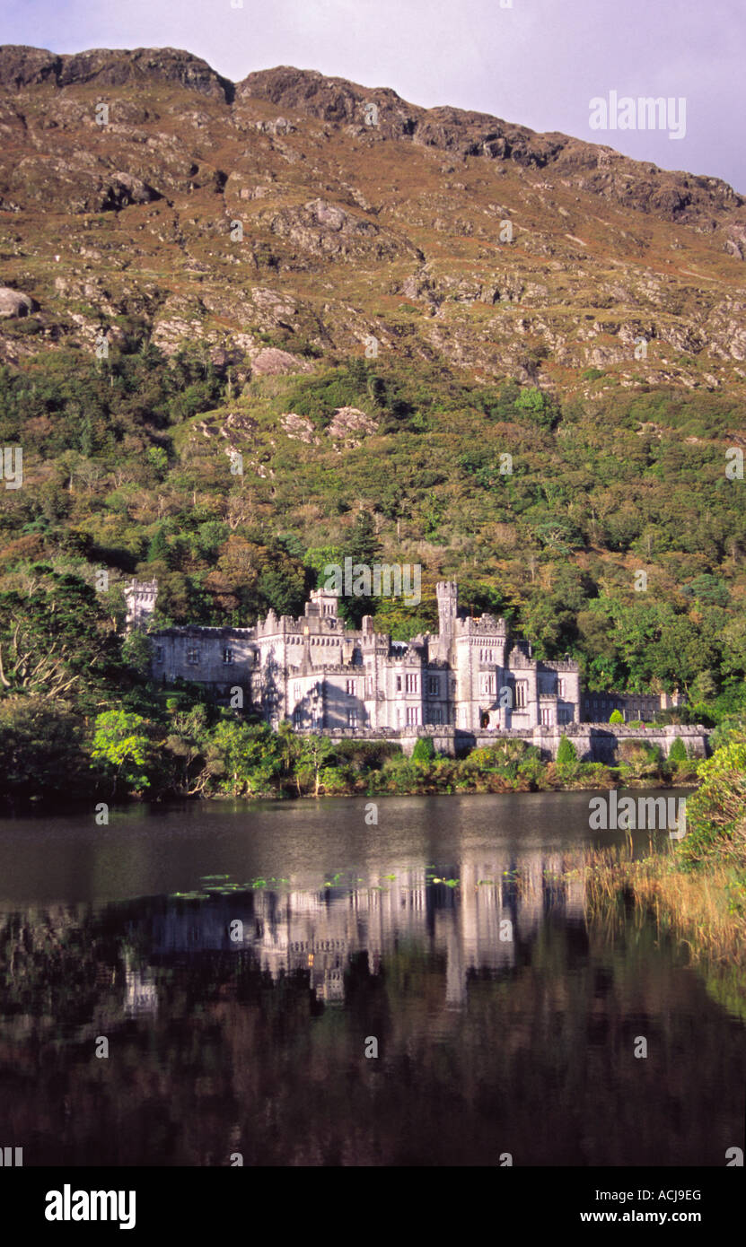 Kylemore Abbey, spiegelt sich in den See Lough Pollacappul, Connemara, County Galway, Irland. Stockfoto