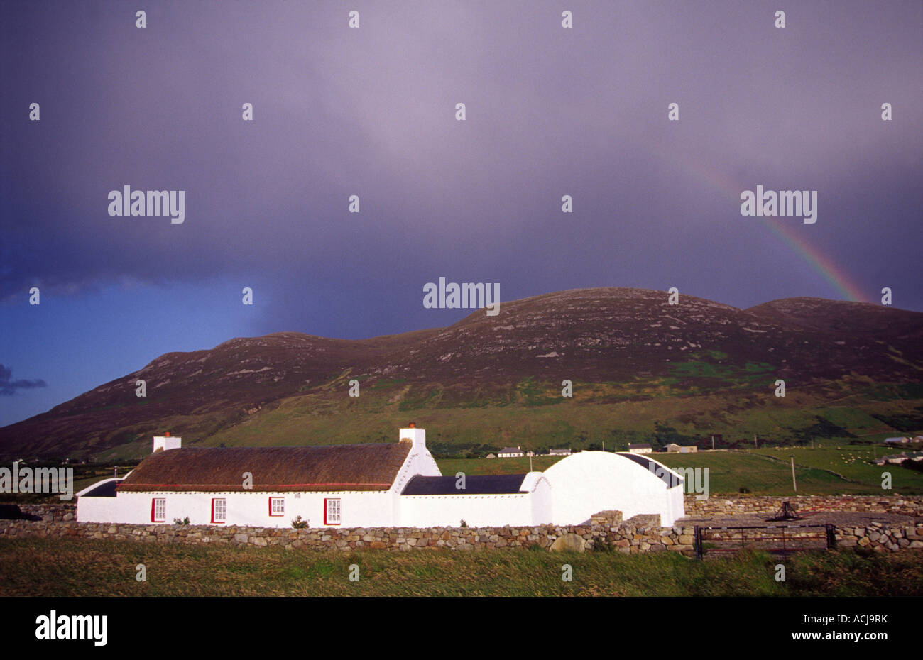 Traditionelle Reetdachhäuser und Rainbow, Halbinsel Inishowen, County Donegal, Irland. Stockfoto