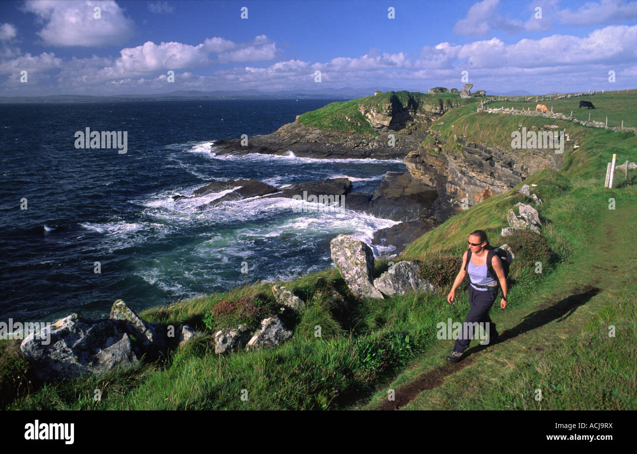 Walker vor kilbarron Schloss, auf der Creevy Küstenweg von Rossnowlagh zu Ballyshannon. County Donegal, Irland. Stockfoto