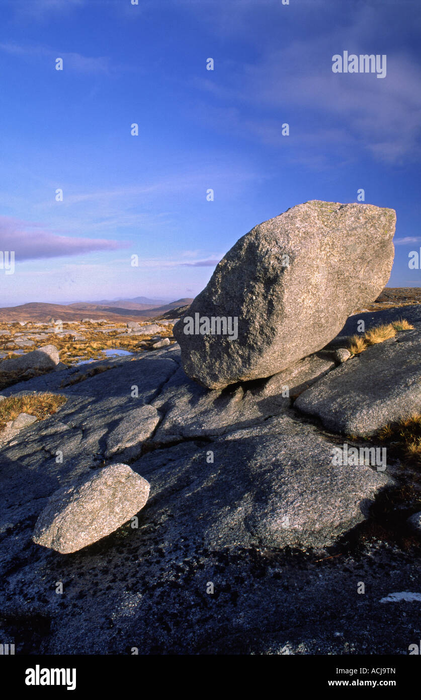 Granit glazialen erratischen nahe dem Gipfel des Glendowan Moylenanav berg, berge, County Donegal, Irland. Stockfoto