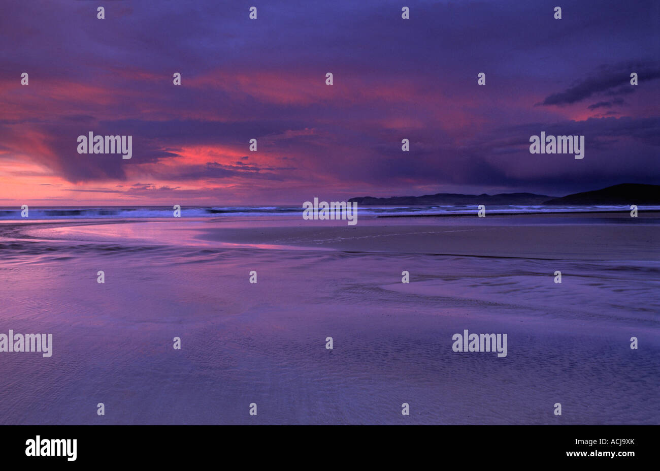 Sonnenuntergang Dämmerung Reflexionen an einem Sandstrand, County Donegal, Irland. Stockfoto