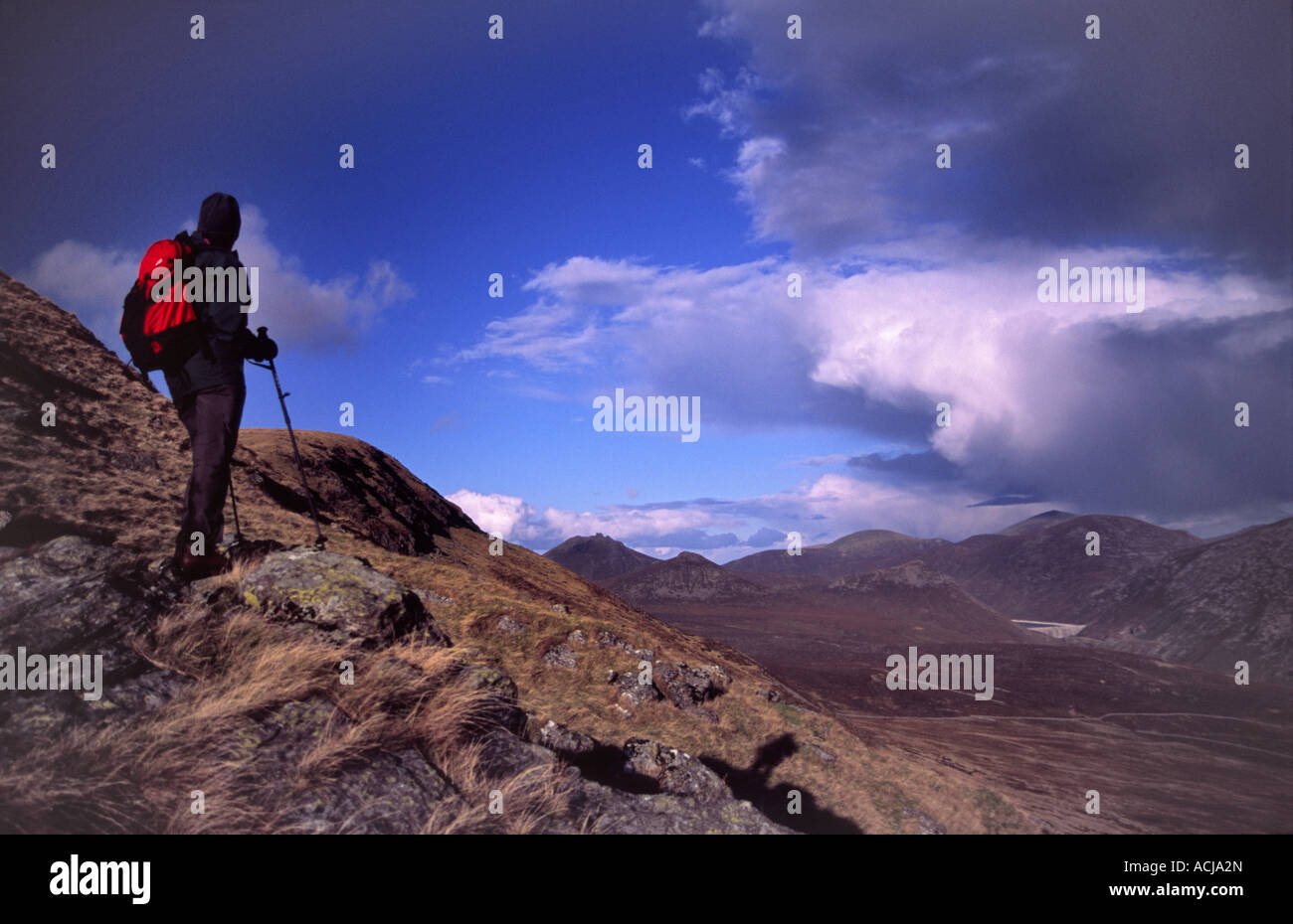 Walker in der Mourne Mountains von den Hängen des Slieve Muck. County Down, Nordirland. Stockfoto