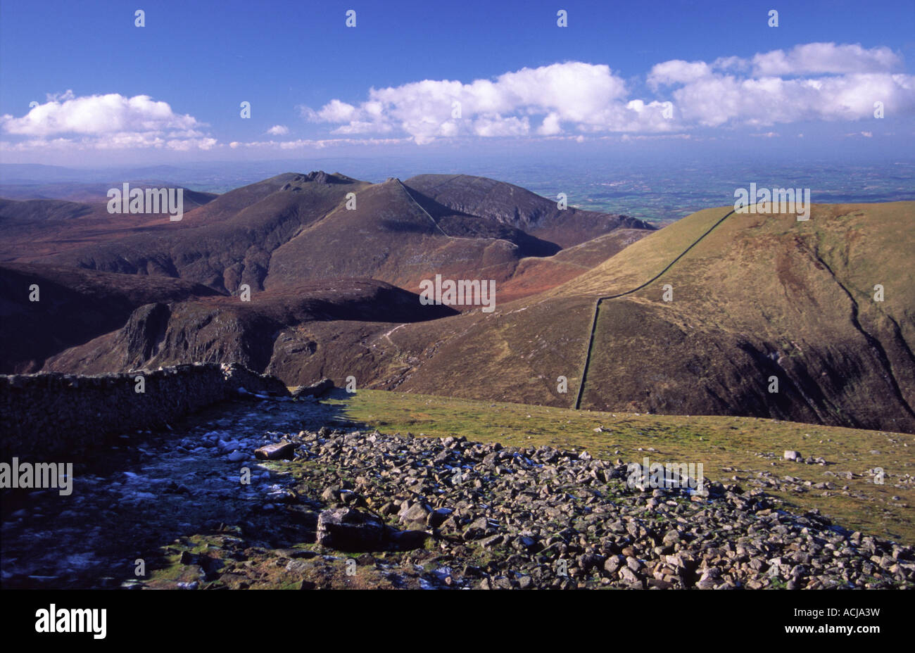 Blick auf die Mourne Mountains vom Gipfel des Slieve Donard, County Down, Nordirland. Stockfoto