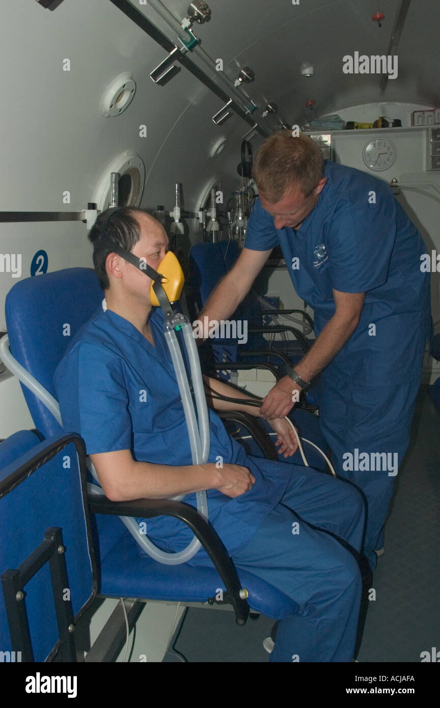 Patient erfährt Hyperbare Sauerstoffbehandlung in Druckkammer London Hyperbare Medizin Ltd Whipps Cross Hospital Lond Stockfoto