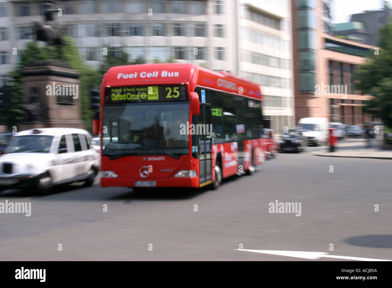 Red Fuel Cell Bus und Taxi auf die London Street. Die grüne Energie getankt Fuel Cell Bus hat Bewegungsunschärfe Stockfoto