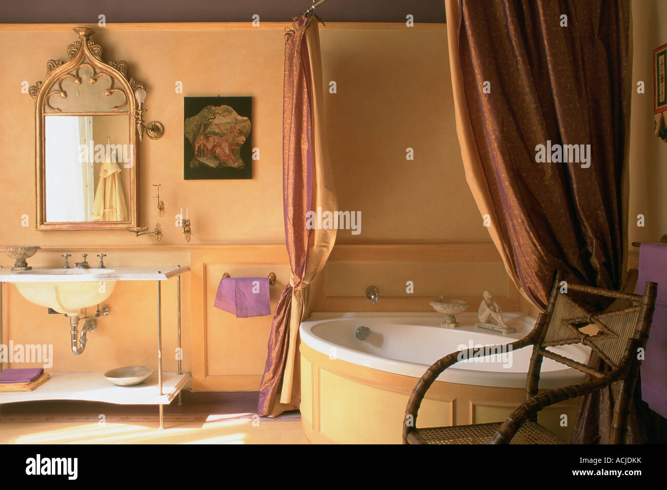 Bad Badewanne mit Vorhängen Spüle Tiefdruck und Spiegel an der Wand Stockfoto