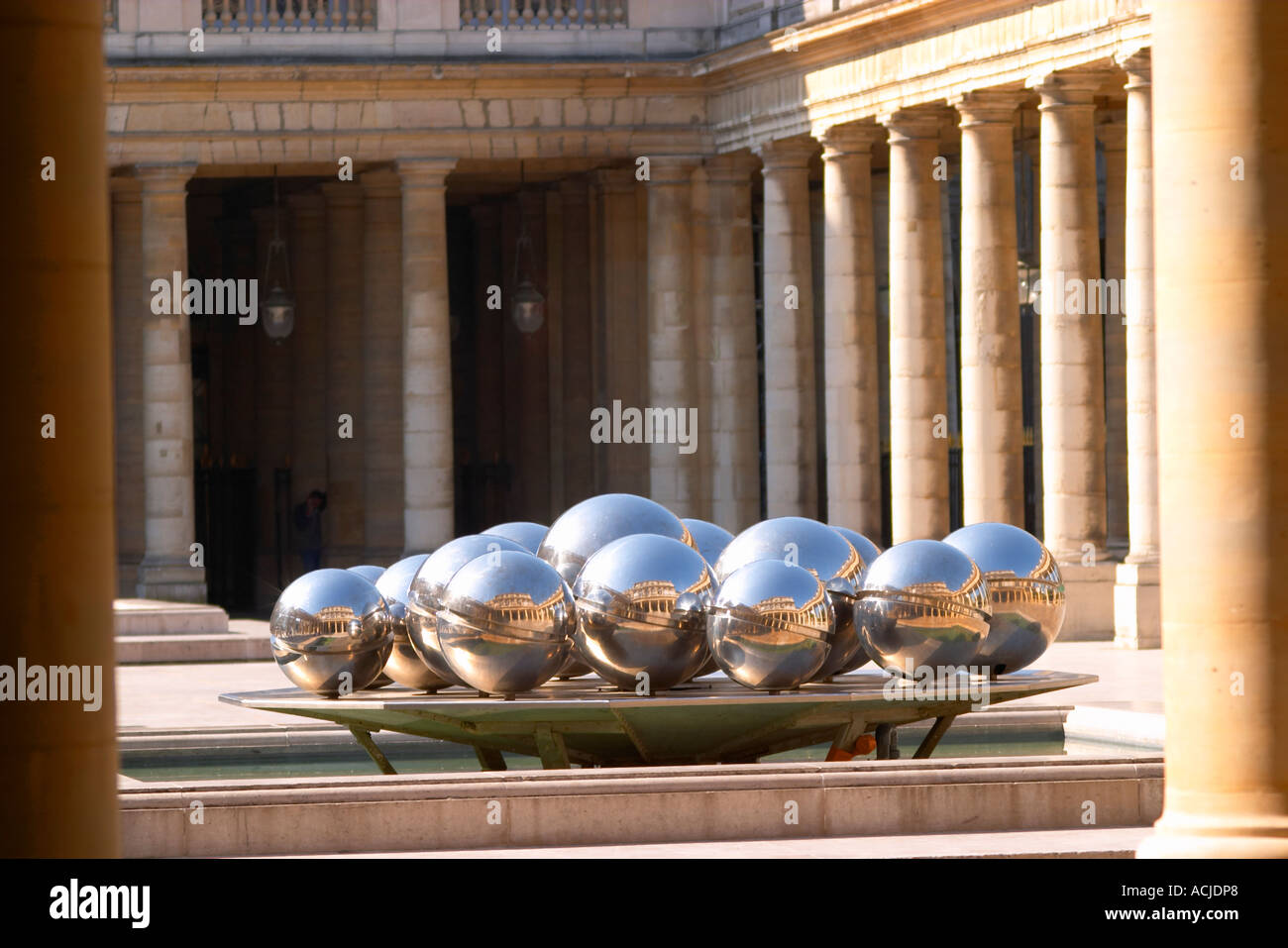 Skulptur im Palais Royale in Paris. Chromsilber Kugeln Kugeln und Brunnen von Pol Bury spiegelt oft das Palais Royale-Gebäude. Paris Frankreich Europa Stockfoto