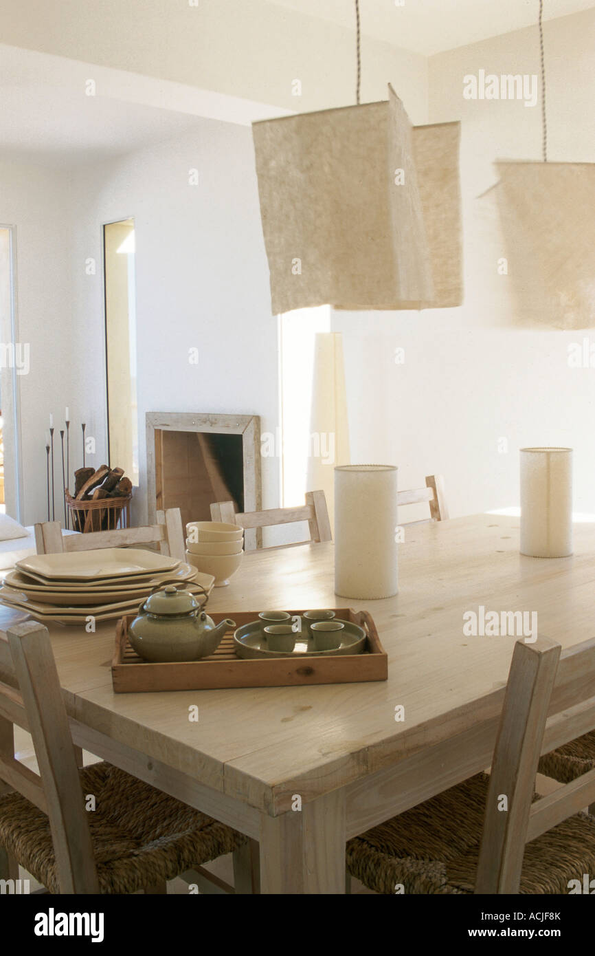 Wohnzimmer-Tee-Set auf niedrigen Tisch Kamin auf der Rückseite Stockfoto