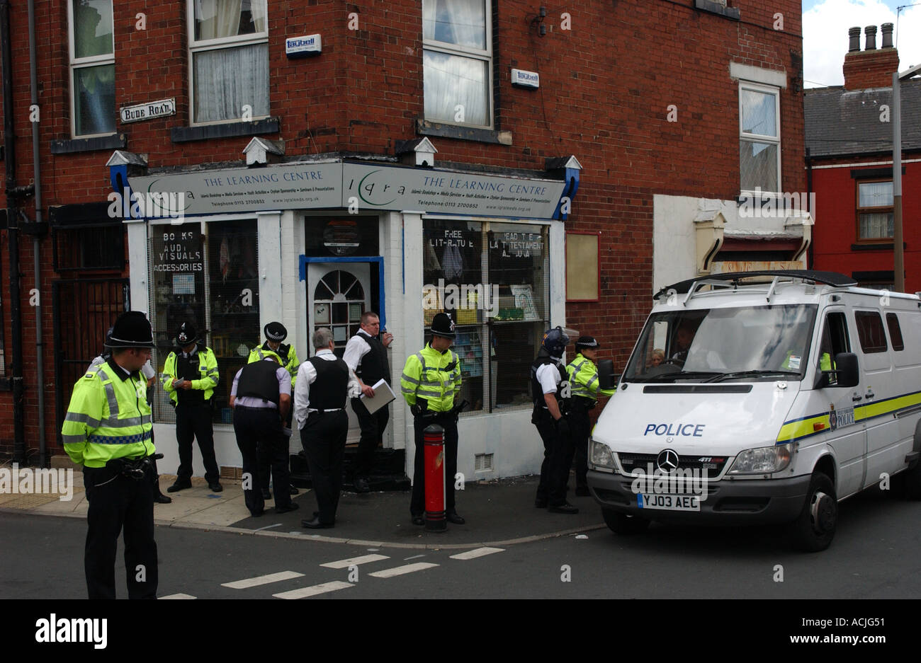 COPYRIGHT PIC BY HOWARD BARLOW Polizei überfallen die islamischen Buchladen in BEESTON LEEDS nach BOMBENANSCHLÄGEN in London TUBE Stockfoto