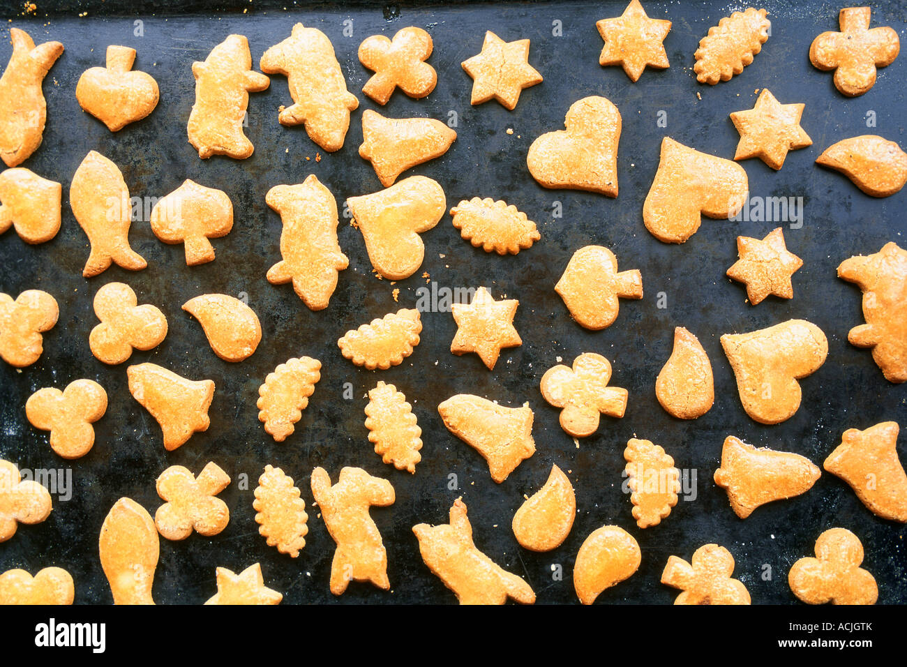 Kleine Kekse mit verschiedenen Formen auf metallische Platte Stockfoto