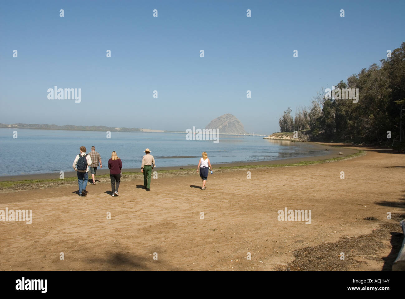 Ranger mit Wanderer im Morro Bay State Park mit Morro Rock in Kalifornien Stockfoto