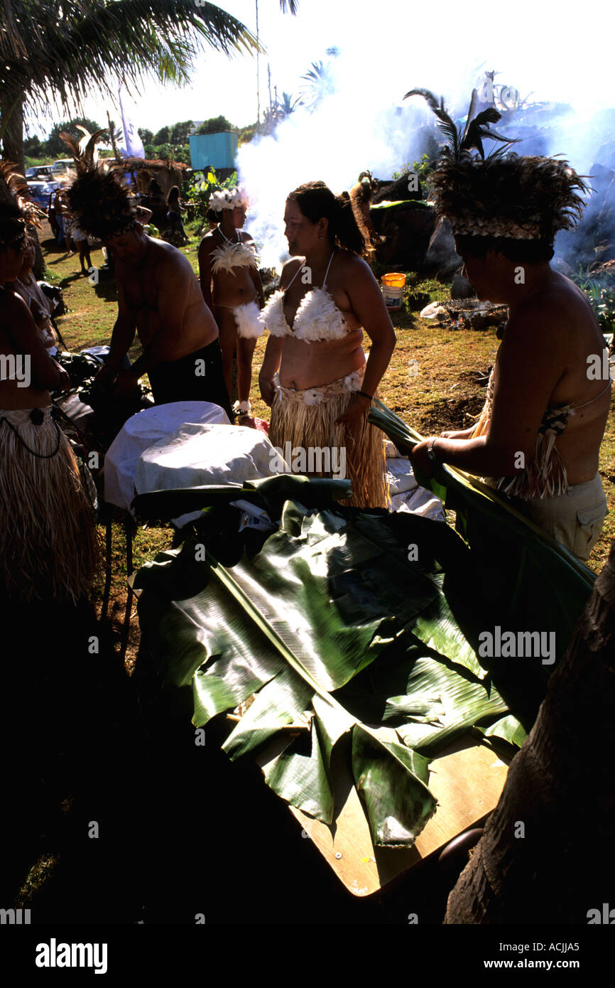 Eingeborene, die Zubereitung von traditionellen Speisen Osterinsel während Tapati Festival Rapa Nui Stockfoto