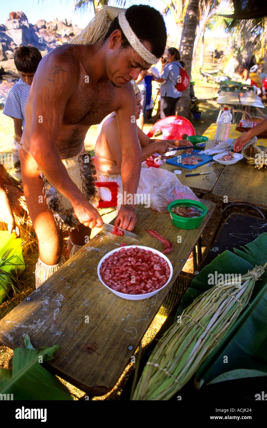 Eingeborene, die Zubereitung von traditionellen Speisen Osterinsel während Tapati Festival Rapa Nui Stockfoto