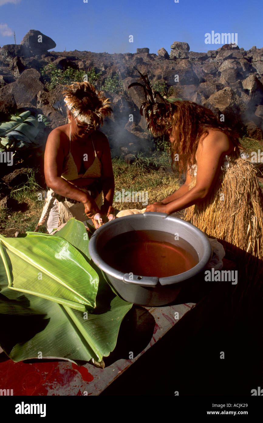Eingeborene, die Zubereitung von traditionellen Speisen Osterinsel während Tapati Festival Rapa Nui Stockfoto