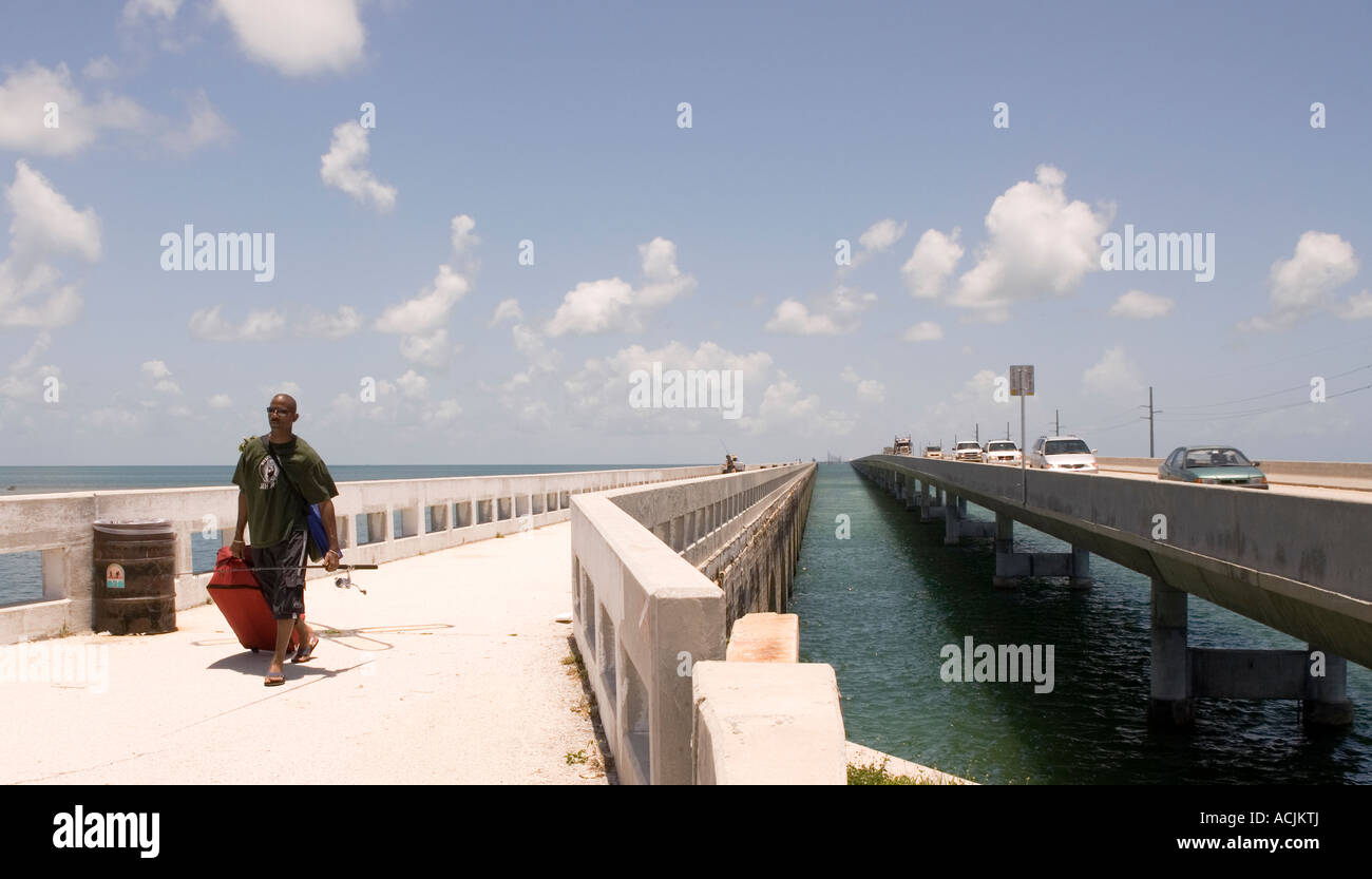 Fischer Spaziergänge am Seven Mile Bridge Little Duck Key FL, Florida Keys Stockfoto