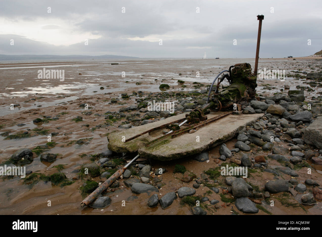 Bild von einem zerstörten Boot auf unitarischen Küste grenzt an die Dee Mündung im Norden Englands. Stockfoto