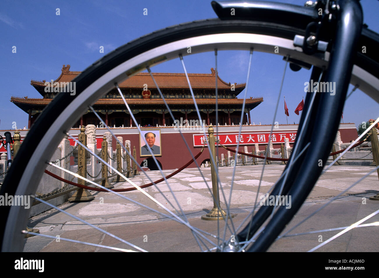 Grafik von Fahrrad und Mao-Porträt am himmlischen Tor in Peking China Stockfoto