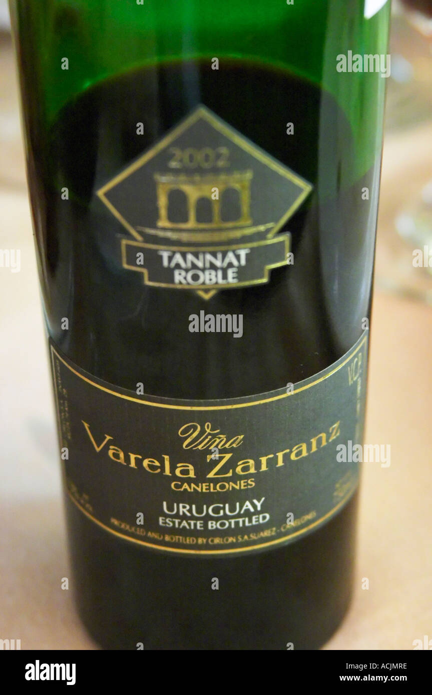 Flasche Tannat Roble Vina Varela Zarranz Canelones 2002 in das Restaurant El Palenque, das Schwert Fisch Schwertfisch in der Mercado del Puerto, den Markt im Hafen Hafen Hafen, wo viele Menschen gehen und Essen und Einkaufen am Wochenende Montevideo, Uruguay, Südamerika Stockfoto