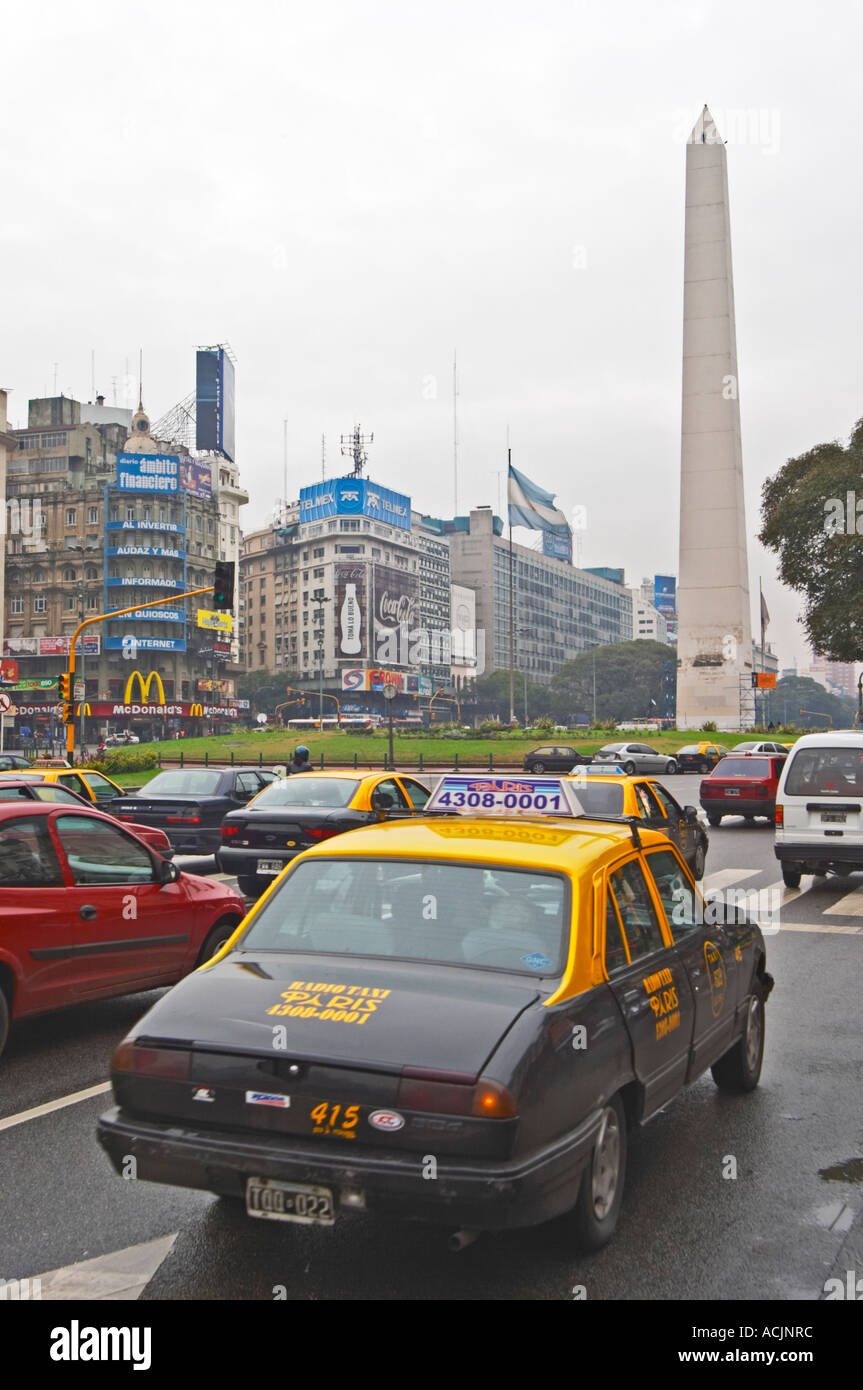 Der Obelisk, Obelisco, auf dem Plaza De La Republica Platz auf der Avenida 9 Julio Avenue des 9. Juli, Taxis und Autos im Vordergrund. Verkehr. Moderne Bürogebäude. Buenos Aires-Argentinien, Südamerika Stockfoto