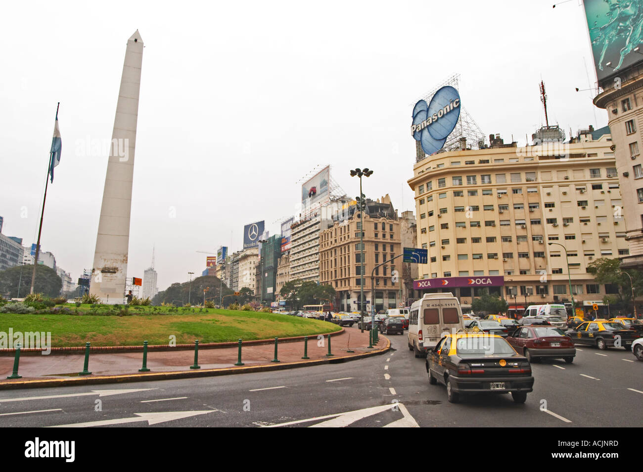 Der Obelisk, Obelisco, auf dem Plaza De La Republica Platz auf der Avenida 9 Julio Avenue des 9. Juli, Taxis und Autos im Vordergrund. Verkehr. Moderne Bürogebäude. Buenos Aires-Argentinien, Südamerika Stockfoto
