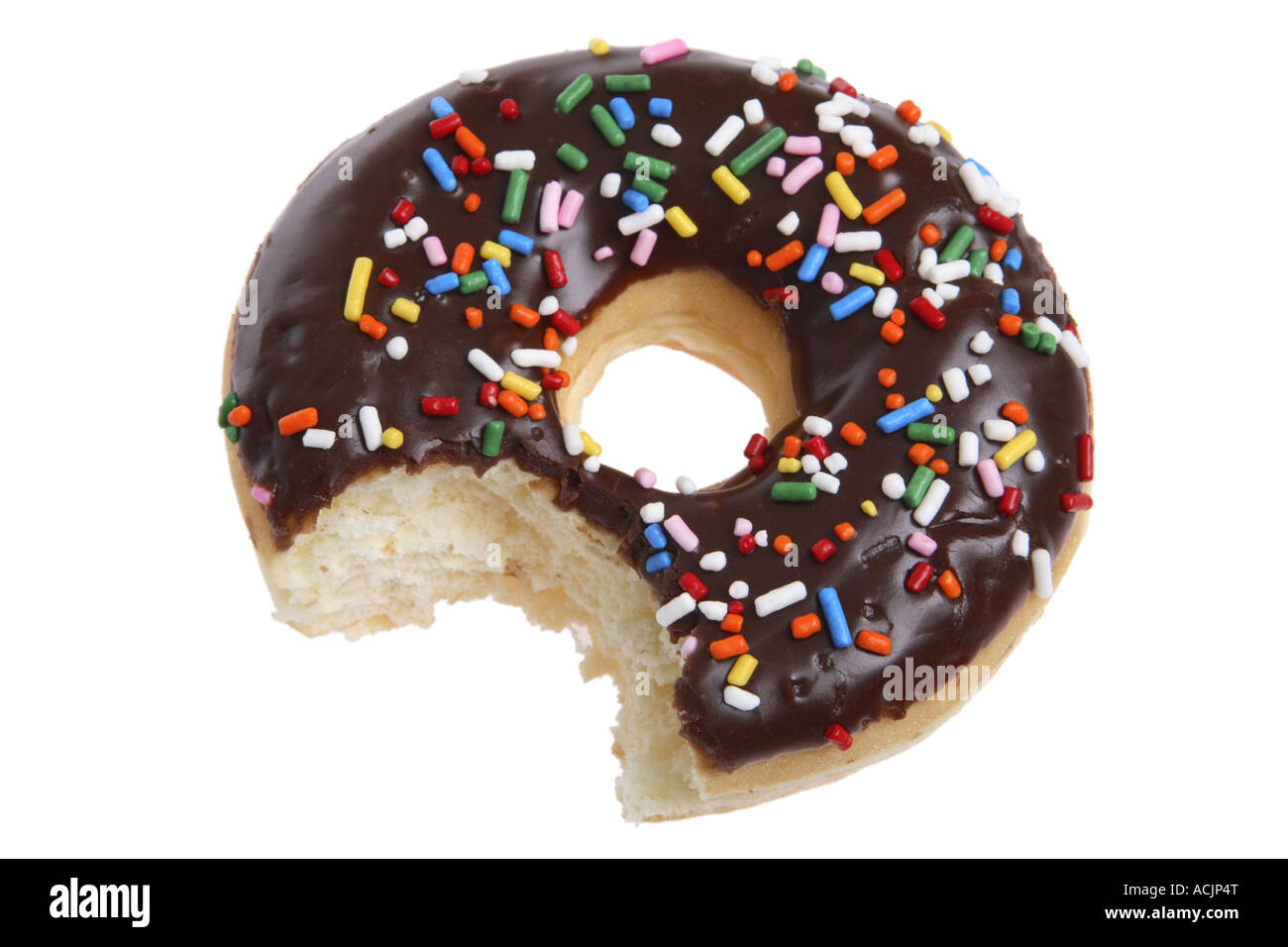 Donut mit Biss auf weißem Hintergrund ausschneiden Stockfoto