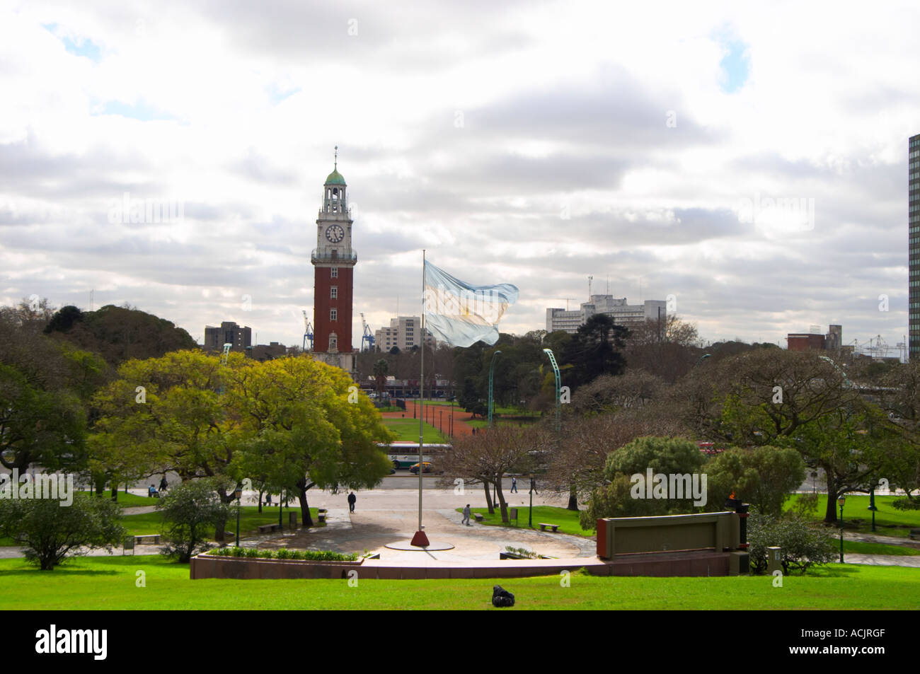 die Plaza San Martin Platz Plaza De La Fuerza Aerea umbenannt oder Plaza Fuerza Retiro, Blick auf den Torre de Los Ingleses umbenannt Torre monumental, die Engländer Turm, eine argentinische Flagge im Wind vor dem Denkmal des Krieges Islas Malvinas Falkland Island. Buenos Aires-Argentinien, Südamerika Stockfoto