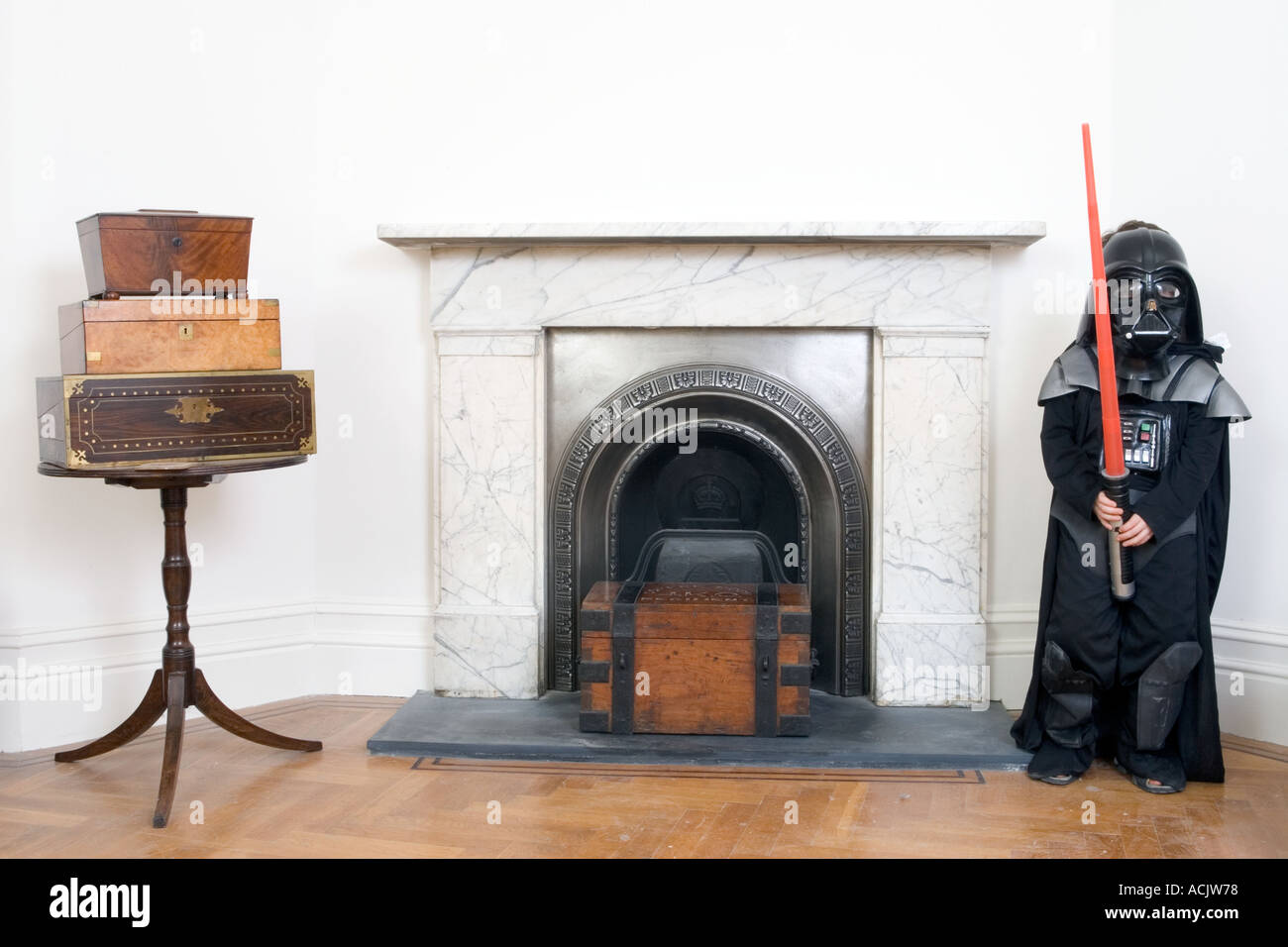 Junge in Darth Vader Kostüm Stockfoto