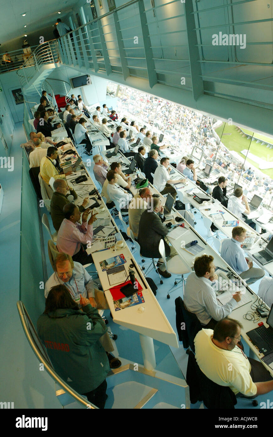 Journalisten bei der Arbeit in der Mediathek auf Lords Cricket ground, London Stockfoto